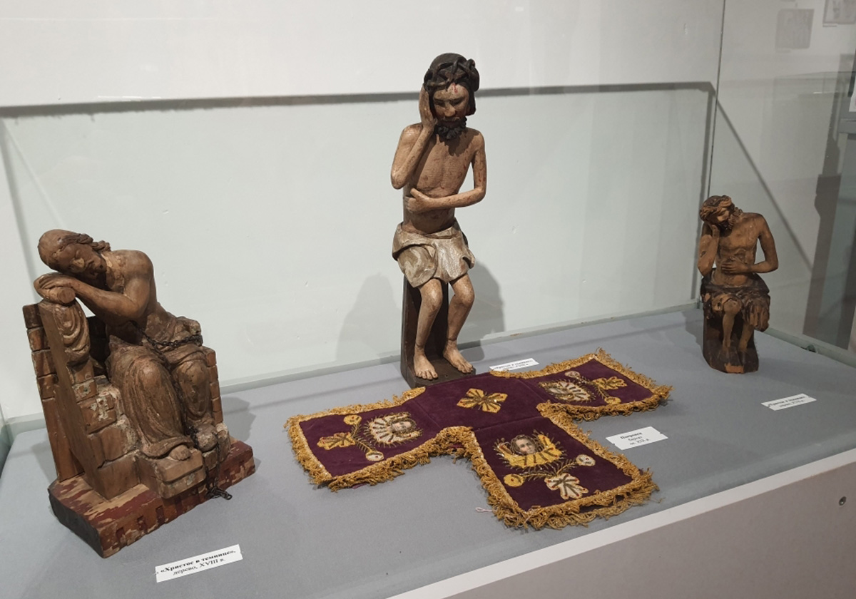 В новогодние и рождественские праздники в Касимовском историко-культурном музее-заповеднике в залах Туристского информационного центра продолжает свою работу фондовая выставка «Старинный град Касимов. Духовное наследие».