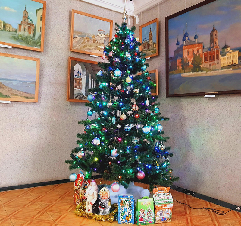 Дорогие друзья, команда Касимовского историко-культурного музея-заповедника поздравляет вас с наступающими Новым годом и Рождеством Христовым!