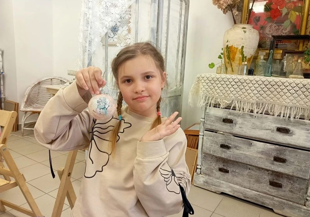 В разгар весенних каникул в Школе ремёсел побывала наша постоянная посетительница Алиса.